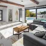 Gorgeous In With Private Swimming Pool, Be Inside Or Outside בית נופש Žminj